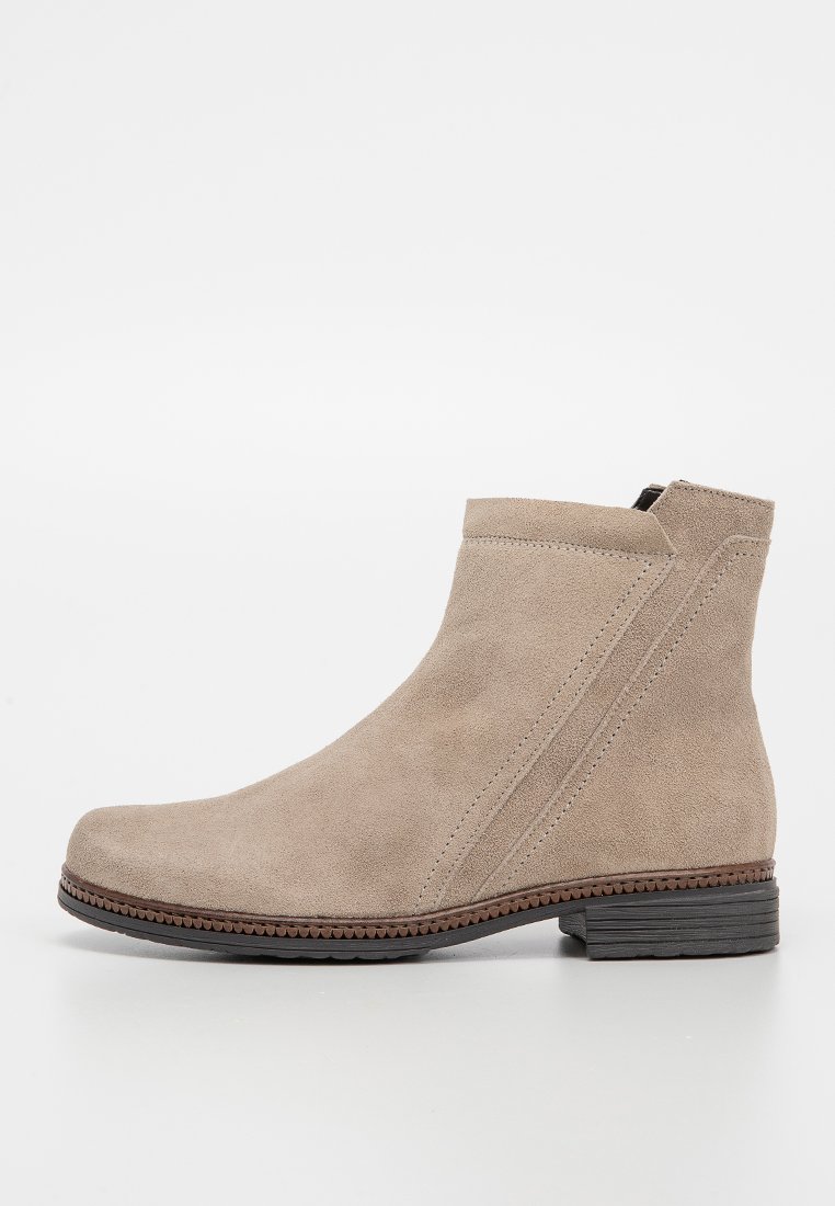 Szare zamszowe botki za kostkę o gładkiej teksturze, okrągłym nosku, krótkiej cholewce, detalach szycia po bokach i niskim blokowym obcasie.