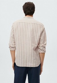 Lichtgekleurde gestreepte shirt met lange mouwen, met een relaxed fit en een afgeronde zoom. De stof lijkt zacht en ademend te zijn.