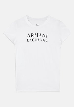 Valkoinen puuvillapaita, jossa on musta "ARMANI EXCHANGE" -logo rinnassa. Lyhyet hihat ja pyöreä kaula-aukko. Sujuva tekstuuri.