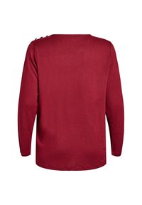 Langærmet mørkerød sweater med knapper på den øverste venstre skulder, vist fra ryggen på en hvid baggrund.