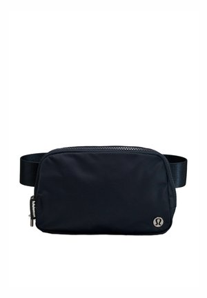 Schwarze Nylon-Tasche mit Reißverschluss, verstellbarem Tragegurt und silbernem Logo. Glatte Textur, rechteckige Form, minimalistisches Design.