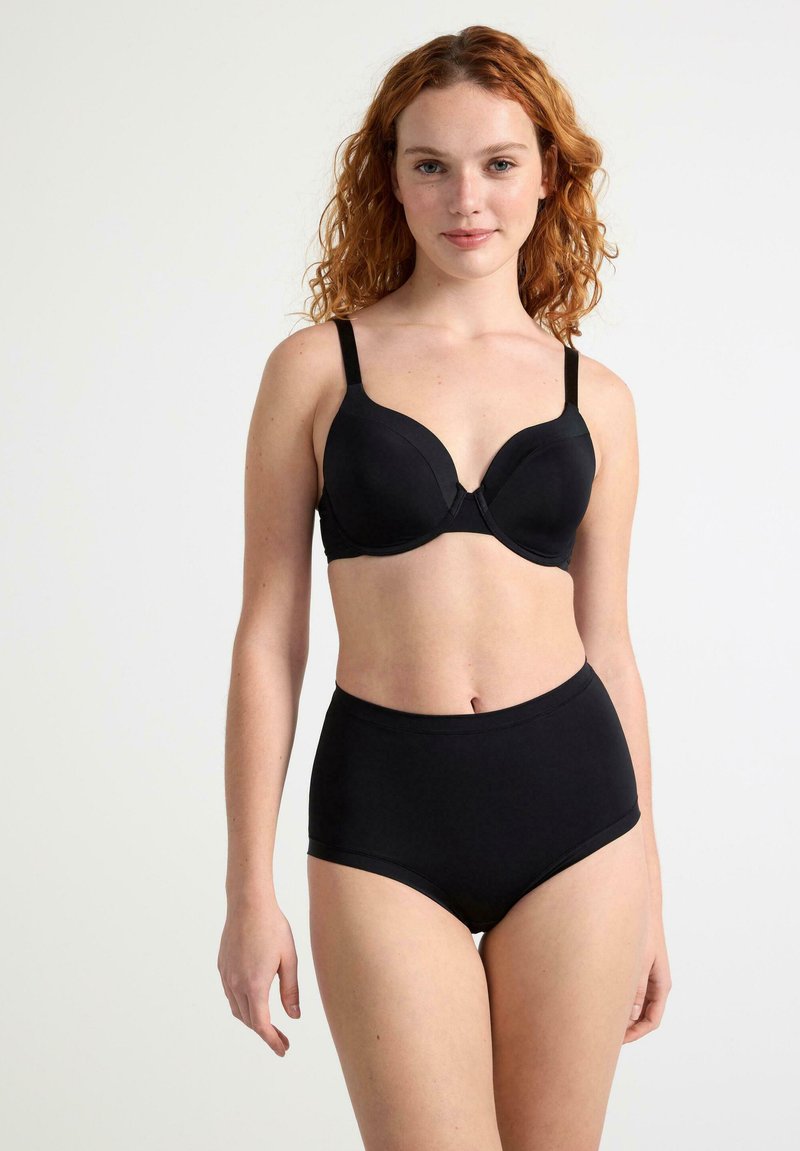 Svart underklädesset bestående av en vadderad BH med justerbara axelremmar och högmidjade trosor, båda tillverkade av ett mjukt, elastiskt material.