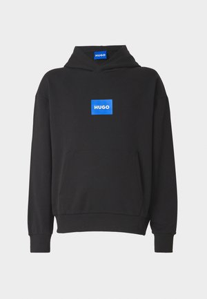 Sort hættetrøje lavet af bomuld. Har en blå rektangulær logo med "HUGO" på forsiden. Indeholder en kængurulomme og ribbede manchetter.
