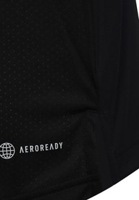 Camisa negra que absorbe la humedad con una pequeña textura perforada. Presenta un logo "AEROREADY" en blanco en el dobladillo. Diseño atlético clásico.