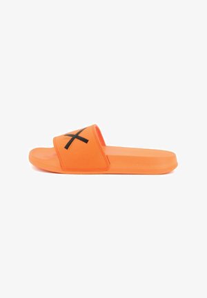 Sandale à glissière orange en matériau doux avec un motif X noir sur la sangle. Présente une semelle plate et flexible pour le confort.