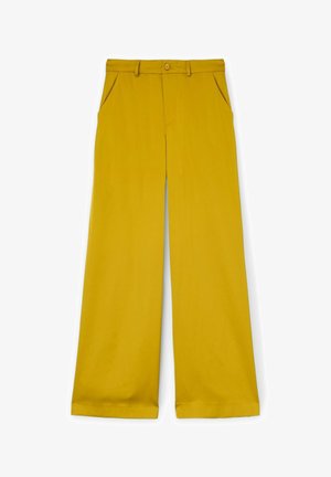 Żółte spodnie szerokiego kroju o gładkiej fakturze, z zapięciem na guzik, dwoma przednimi kieszeniami i prostym wykończeniem.