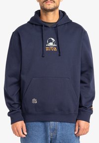 Felpa blu navy in cotone, con tasca frontale, cappuccio con coulisse e due loghi ricamati in verde chiaro e arancione.