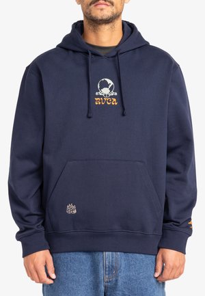 Marineblauwe hoodie van katoen, met een voorzak, een capuchon met trekkoord en twee geborduurde logo's in lichtgroen en oranje.