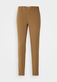 Pantalon marron slim-fit pour homme avec passants de ceinture, bouton et fermeture éclair à l'avant, présenté sur un fond blanc uni.