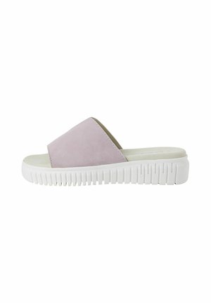 Slippersandaal met een zachte roze suede bovenkant, witte gestructureerde rubberen zool, brede bandontwerp en minimalistische vorm.