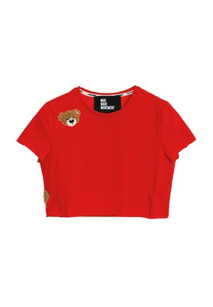 Camisa corta de manga corta roja con parches de osito en el pecho y el costado, con un cuello redondo y etiqueta negra en el interior del cuello.