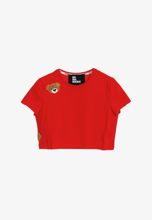 Camisa corta de manga corta roja con parches de osito en el pecho y el costado, con un cuello redondo y etiqueta negra en el interior del cuello.