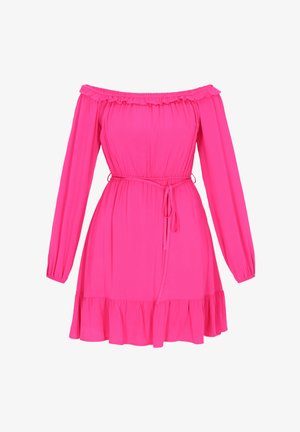 Vállat szabadon hagyó rózsaszín ruha hosszú ujjakkal, redős nyakkivágással, elasztikus derékrésszel és fodros aljjal. Könnyű anyagból készült.