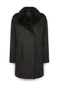Cappotto di lana nera con colletto in shearling testurizzato e fodera interna, dotato di maniche lunghe e due tasche anteriori a toppa.