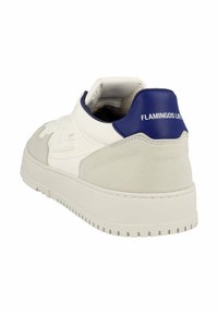 Witte leren en grijze suède sneaker met een blauwe hielaccent, uitgerust met een textured achterkant en een dikke witte rubberen zool.