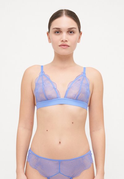 Himmelblaues Spitzen-Bralette mit gewelltem Rand und dünnen verstellbaren Trägern, kombiniert mit passender Spitze-Unterwäsche mit einem dekorativen Muster.