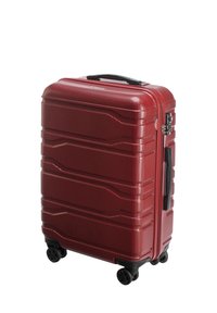 valise rigide rouge avec des rainures horizontales, surface texturée, poignée télescopique, fermeture éclair et quatre roues pivotantes pour la mobilité.