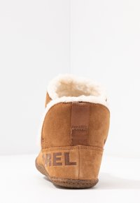 Braune Wildleder-Stiefelette mit einem flauschigen weißen Innenfutter und einer strukturierten Sohle. Verfügt über eine Ziehhilfe und "OREL"-Branding an der Seite.