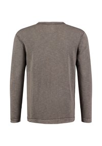 Grijs langemouw shirt gemaakt van zachte stof, met een ronde halslijn en zichtbare stiksels langs de naden en uiteinden.