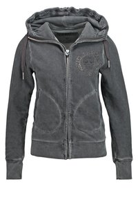 Sweat à capuche gris zippé en tissu doux, doté d'une capuche, de poches avant et d'un motif décoratif de skull sur le côté gauche.