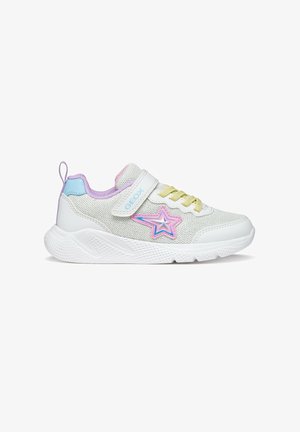Zapatilla deportiva blanca para niños con cordones amarillo pastel, detalle de estrella rosa y azul, forro morado y lengüeta azul en el talón, con una correa de velcro.