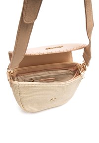 Bolso tejido beige con solapa de cuero liso, herrajes dorados y correa ajustable. El interior incluye un bolsillo con cremallera y forro de tela.