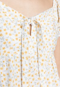 Hollister Co. TIE FRONT BABYDOLL  - Blusa - white/yellow