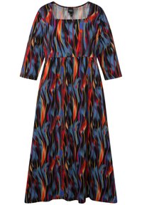 Maxikleid mit quadratischem Ausschnitt, dreiviertel Ärmeln und einem mehrfarbigen Wellenmuster in Rot, Blau und Gelb auf einem dunklen Hintergrund.