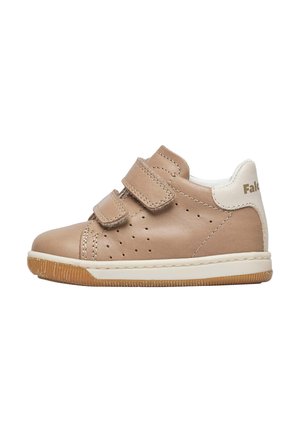 Tanfarbene Lederkinderschuhe mit zwei Klettverschlussriemen, perforierten Seiten, weißen Akzenten und einer Gummisohle.