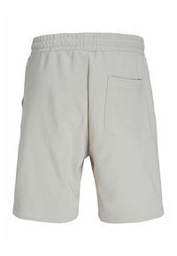 Shorts de algodón gris claro con cintura elástica, que cuentan con un único bolsillo trasero y detalles de dobladillo cosidos. Textura suave con un ajuste relajado.