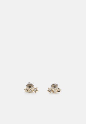 Petites boucles d'oreilles en or avec un trio de formes d'étoiles, chacune sertie d'une pierre précieuse ronde et claire, présentées sur fond blanc.