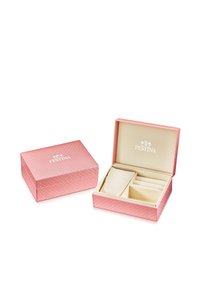Boîte à bijoux texturée rose avec un couvercle, présentant des compartiments intérieurs crème et un logo à l'avant. Convient pour le stockage.