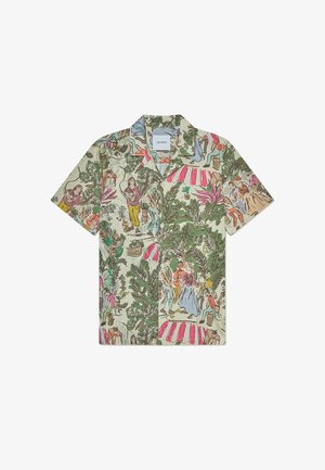 Camicia a maniche corte in tessuto verde chiaro con un motivo dettagliato e multicolore di persone ed elementi naturali, caratterizzata da un colletto da camp.