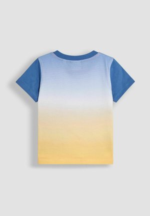 Rövid ujjú ing, amely világoskék és sárga közötti átmenetet mutat, kék kerek nyakkal és sima, puha tapintással.