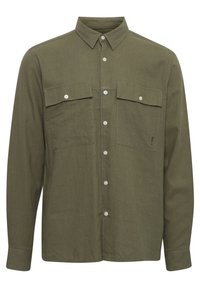 Camicia a maniche lunghe verde oliva con colletto, due tasche sul petto e bottoni bianchi. Realizzata in tessuto testurizzato con una vestibilità comoda.
