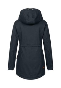 Marineblauer wasserdichter Jacke mit Kapuze, elastischem Bund und langen Ärmeln. Mit einem Leder-Logo-Patch auf der linken Seite.