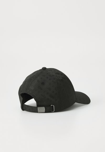 Casquette noire en tissu texturé avec un motif subtil, visière incurvée, sangle ajustable et quincaillerie métallique à l'arrière.