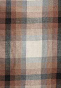 Multikleurige geblokte textiel met een mix van bruin, grijs en zwart, met een zachte, geweven textuur en variërende streepbreedtes.