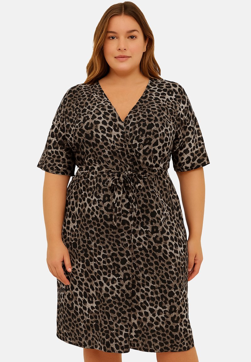 Leopardmönstrad omslagklänning i svart och beige, korta ärmar, V-ringning, självknuten midjedetalj, knälång längd, slät tyggtextur.