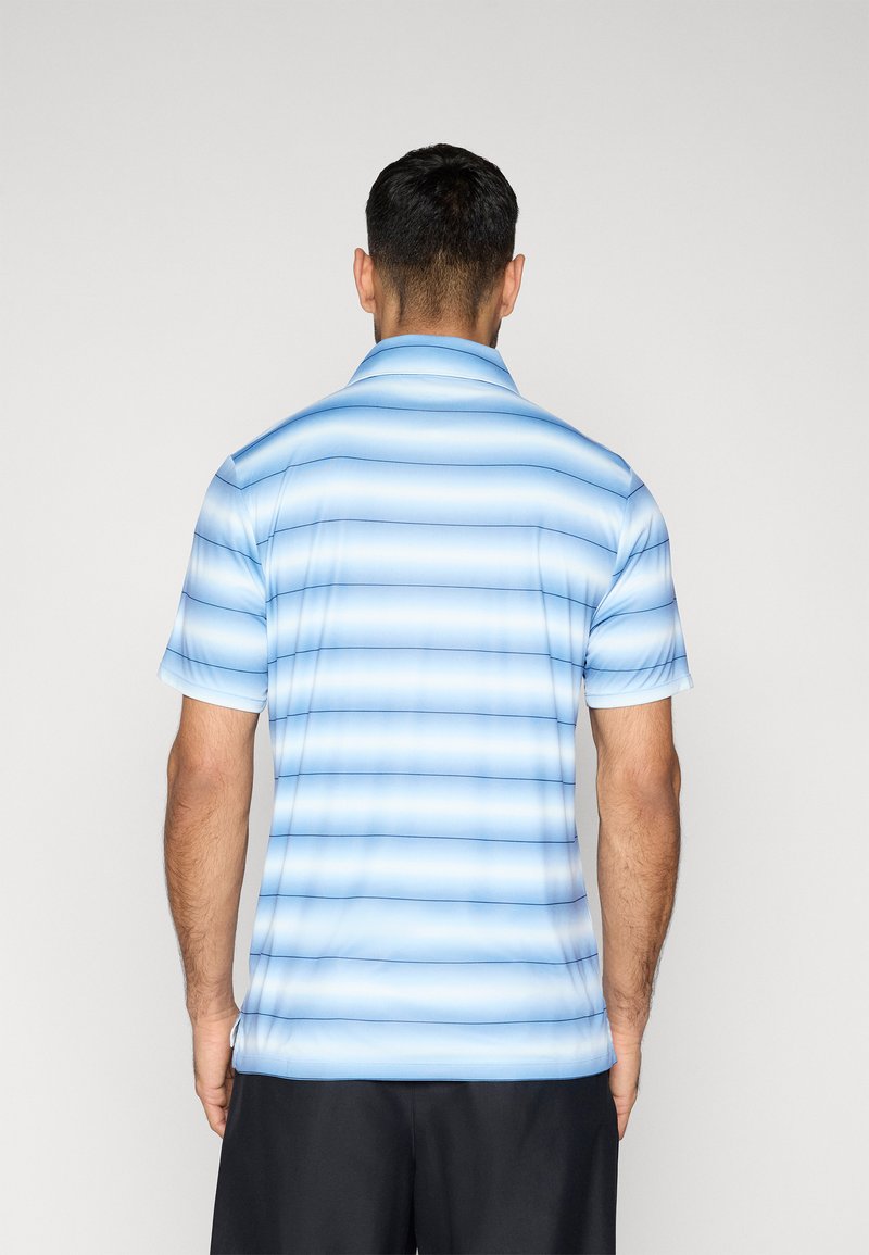 Hellblaues Poloshirt mit horizontalen Streifen in verschiedenen Farbtönen. Sichtbare kurze Ärmel und ein Kragen. Weiche, glatte Textur.