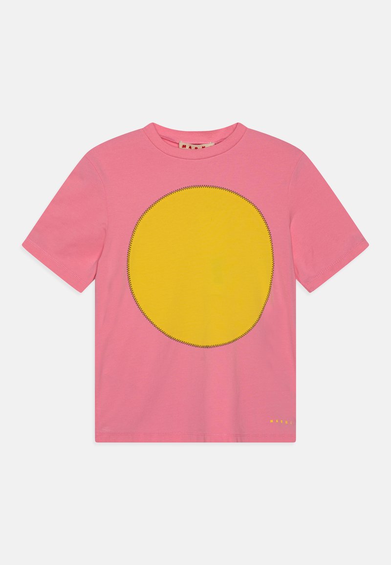 Rosa bomullströja med en stor gul cirkeldesign med svart kantstickning. Rundad hals och korta ärmar.