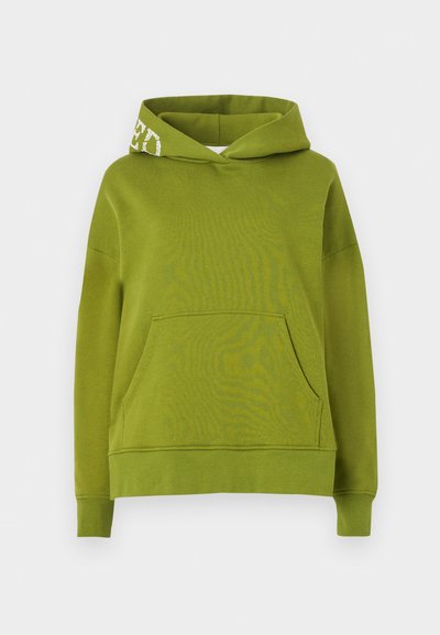 Grön huva sweatshirt i mjukt tyg, med en framficka och vit textdetalj på huvan. Avslappnad passform.