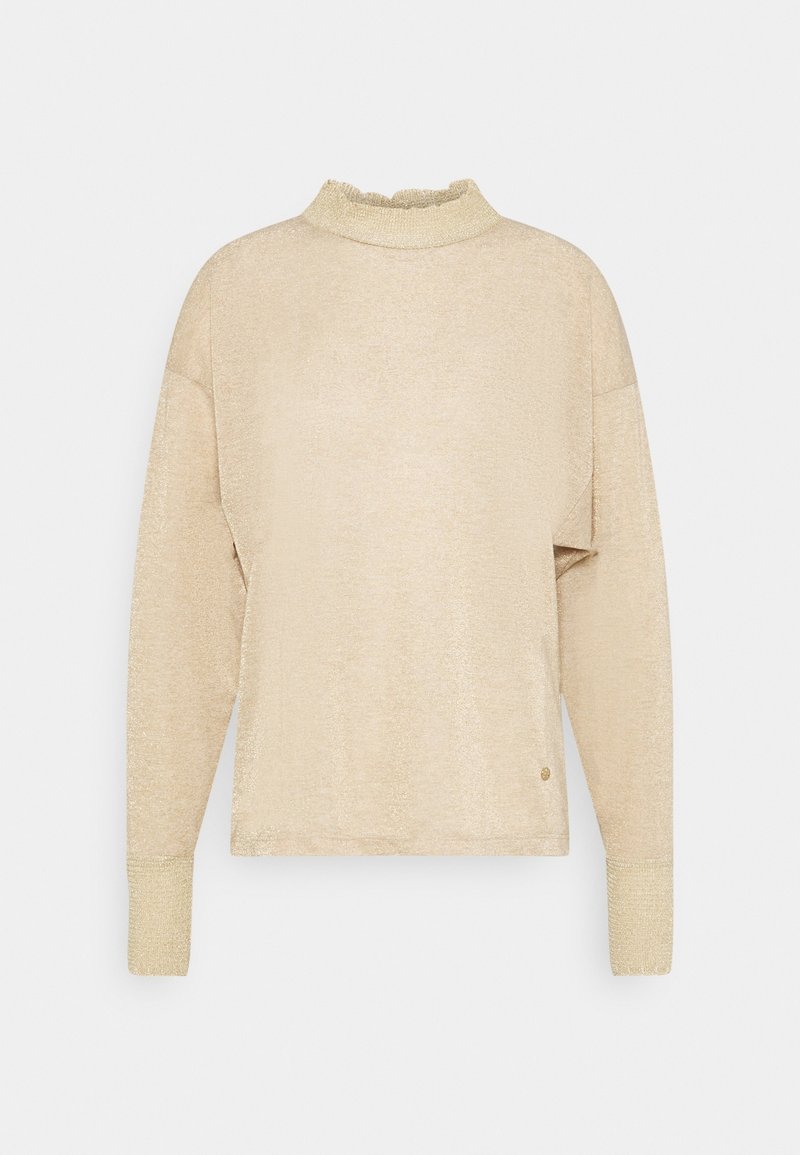 Kardigan s dlouhými rukávy v béžové barvě, vyrobený z texturované, třpytivé látky a s vysokým, volánkovým límcem. Manžety mají rovněž texturu s jemným leskem.