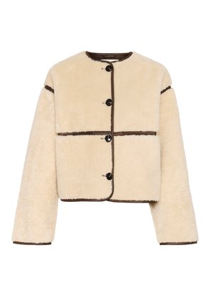 Faux shearling cropped jakke i creme med brune detaljer, med rund hals, fem knapper og brede ærmer. Blød tekstur og kasseformet design.