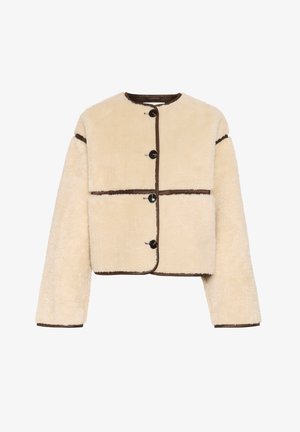 Jachetă cropped din faux shearling crem cu detalii maro, având guler rotund, cinci nasturi și mâneci largi. Textură moale și formă pătrată.
