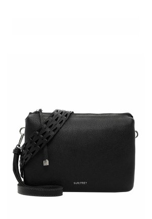 Czarna, teksturowana skórzana torba crossbody z dekoracyjnym perforowanym szerokim paskiem, zamkiem błyskawicznym i logo "SURI FREY" na przednim środku.