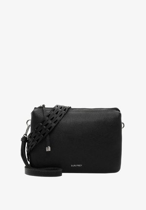 Czarna, teksturowana skórzana torba crossbody z dekoracyjnym perforowanym szerokim paskiem, zamkiem błyskawicznym i logo "SURI FREY" na przednim środku.
