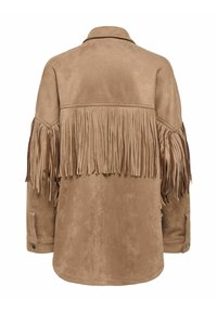 Brun ruskindsjakke med frynser over skuldre og ærmer, med krave, knappelukning ved manchetter og glat tekstur.