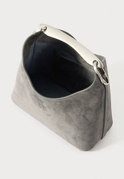 Grå fløjlshåndtaske med en glat, afrundet form. Har et sølvfarvet håndtag og et mørkt indre med en lomme.