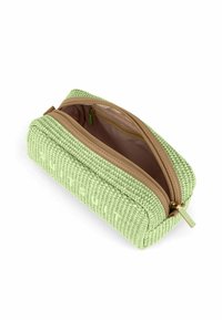 Groene geweven tas met een gladde beige rits, voorzien van een zachte binnenzijde en gegraveerde tekst op de voorkant, rechthoekige vorm en gestructureerd oppervlak.